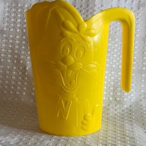 NESTLE Nesquik yellow plastic milk jug for 1 litre milk bags. 7.5 inches tall.